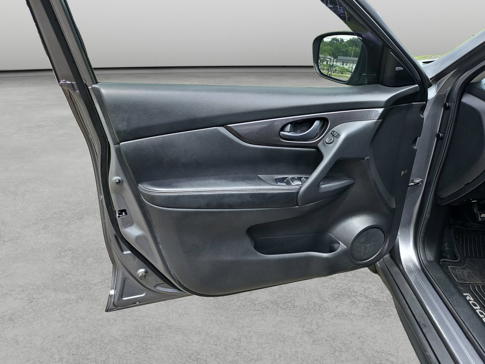 Used 2020 Nissan Rogue S FWD image 33