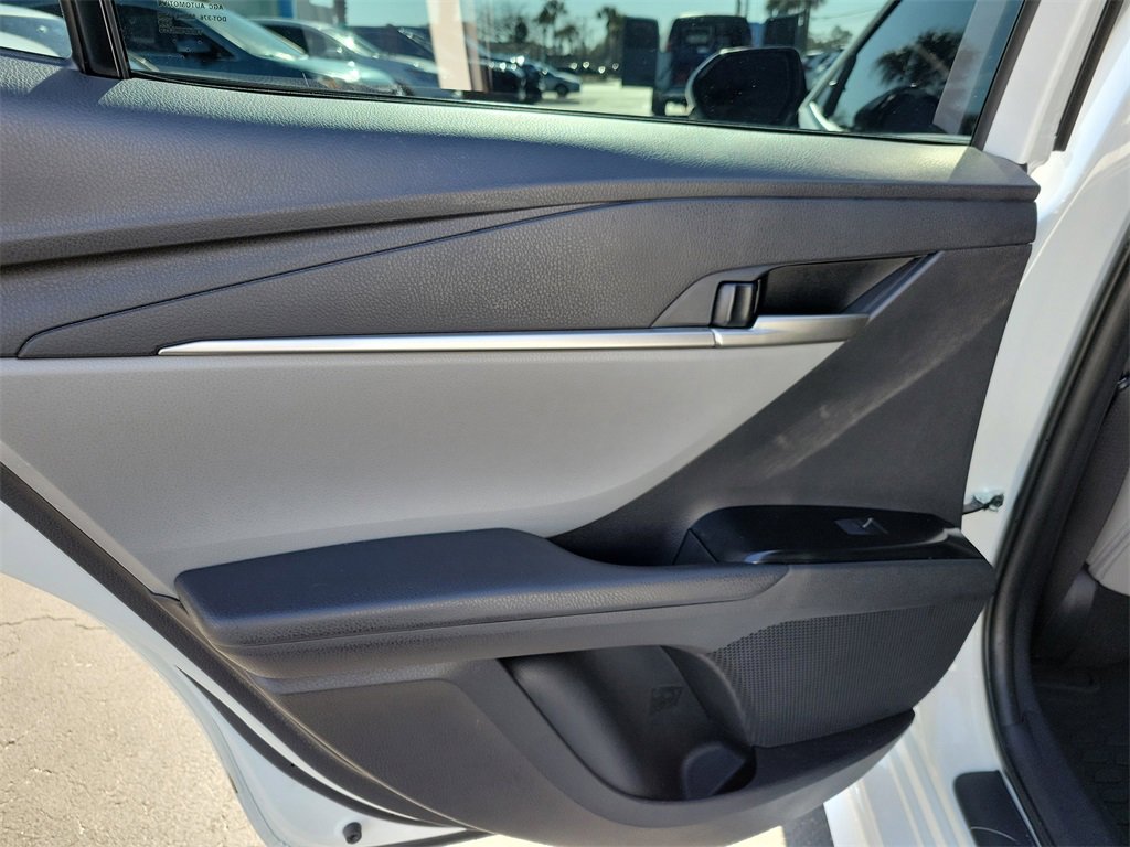 Used 2025 Toyota Camry SE image 12