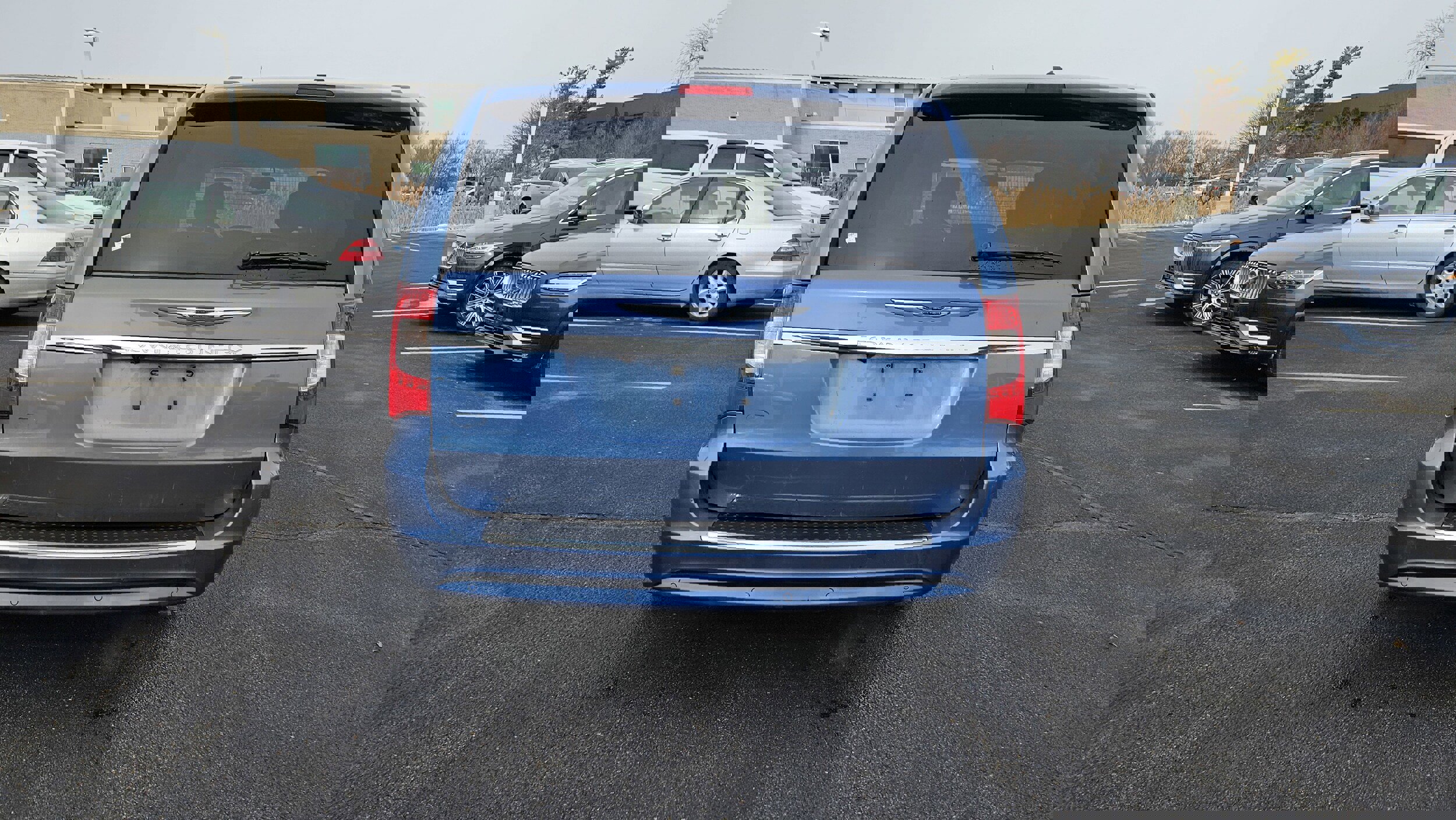 Used 2011 Chrysler Town & Country Touring-L w/ Driver Convenience Group image 5