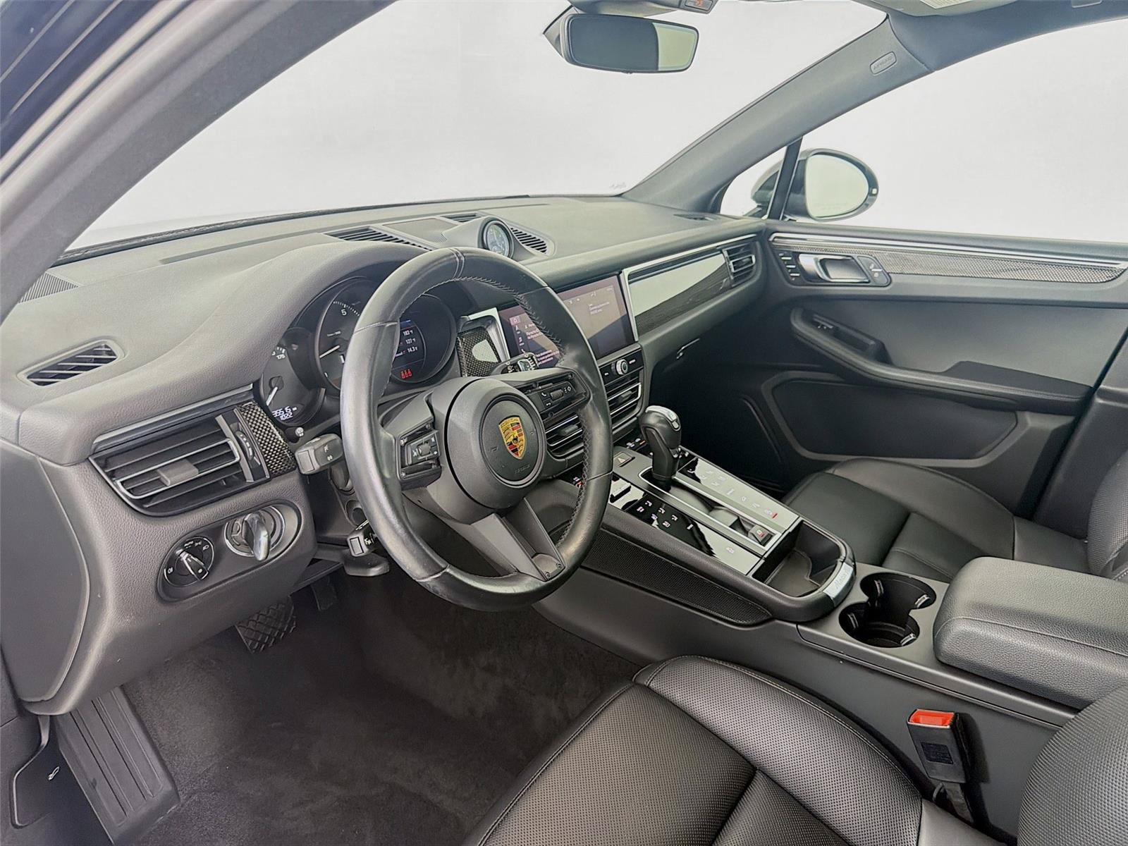 Certified 2023 Porsche Macan Turbo AWD/4WD image 4