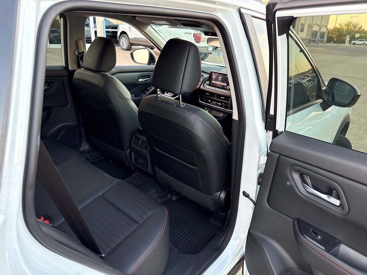 Used 2025 Nissan Rogue SV AWD/4WD image 13