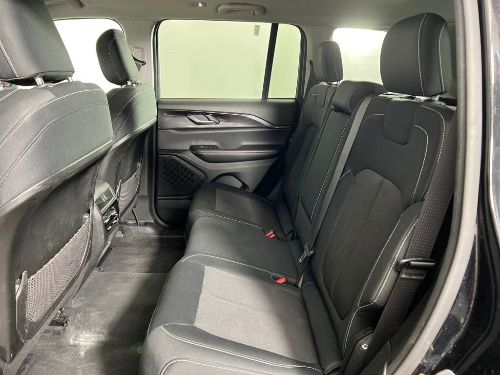 Used 2023 Jeep Grand Cherokee Laredo image 17
