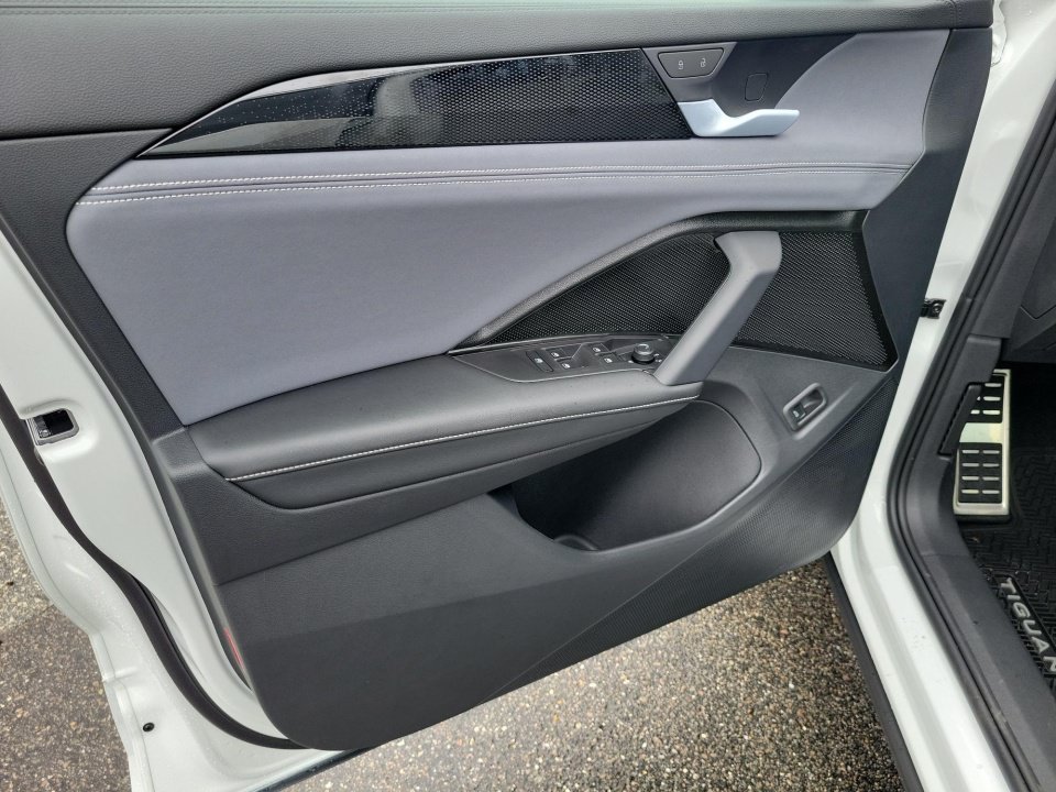 New 2026 Volkswagen Tiguan SE R-Line FWD image 32