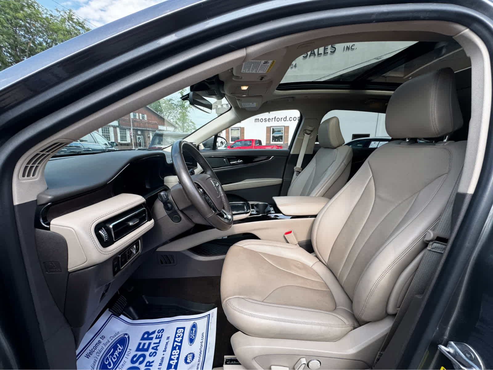 Used 2023 Lincoln Nautilus Reserve AWD/4WD image 2
