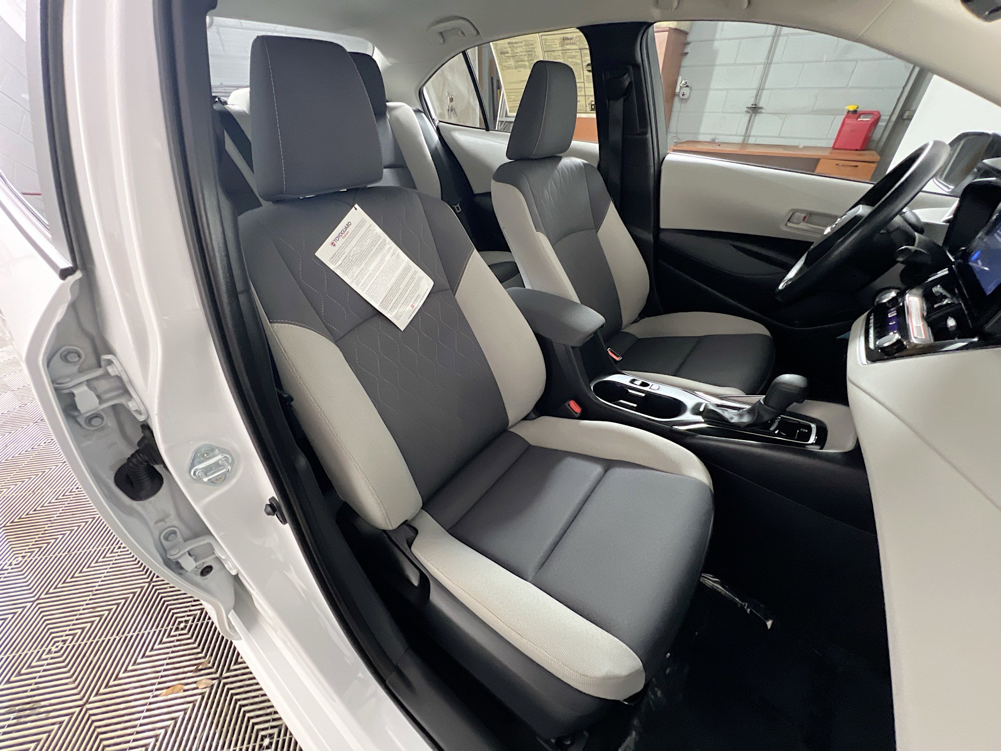 Used 2025 Toyota Corolla LE image 30