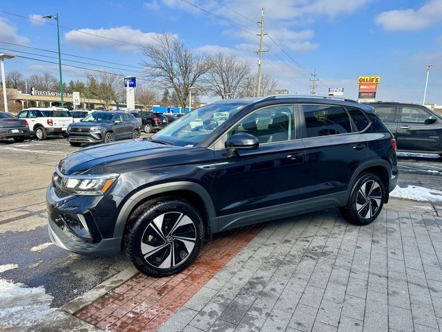 Certified 2024 Volkswagen Taos SE image 3