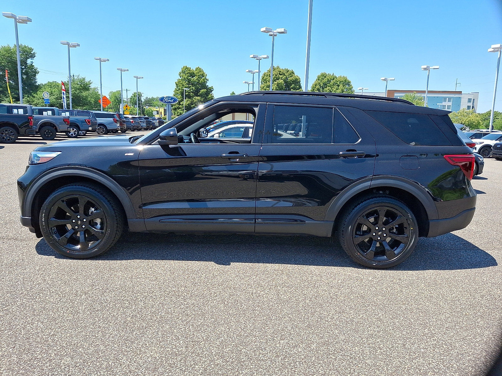 Certified 2022 Ford Explorer ST-Line w/ Class IV Trailer Tow Package AWD/4WD image 4