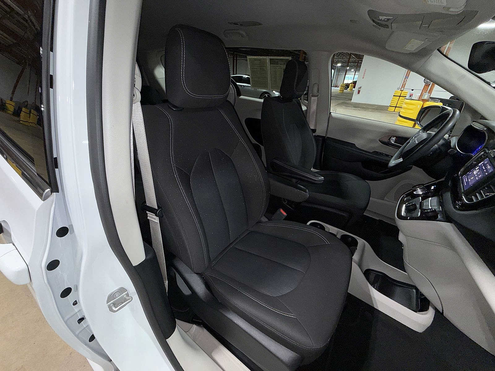 Used 2023 Chrysler Voyager LX FWD image 16