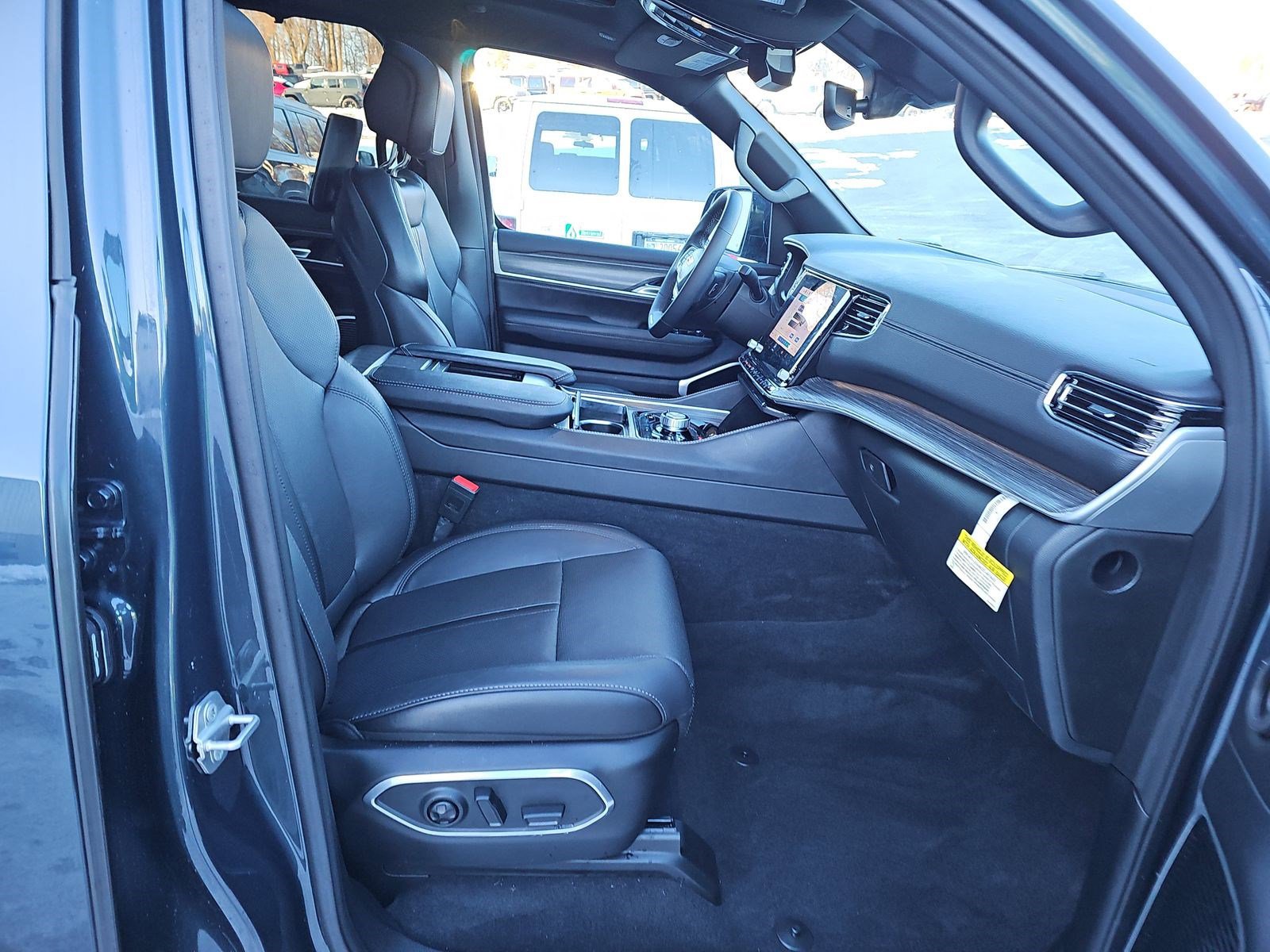 Used 2024 Jeep Wagoneer Series III w/ Premium Group I image 9