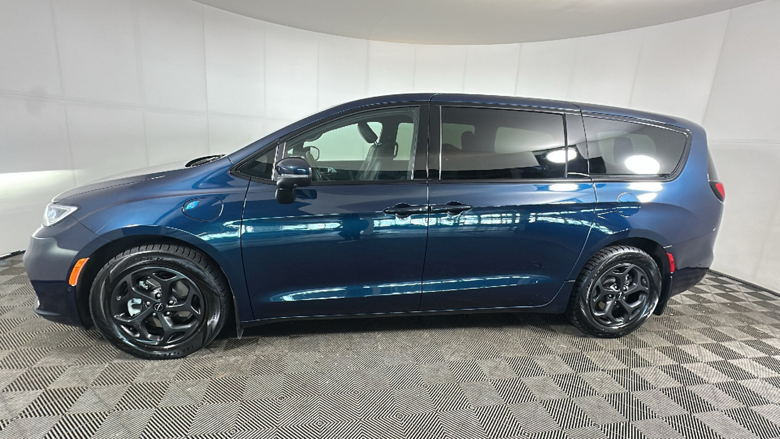 Used 2023 Chrysler Pacifica Touring-L w/ Uconnect Theater Family Group FWD image 7