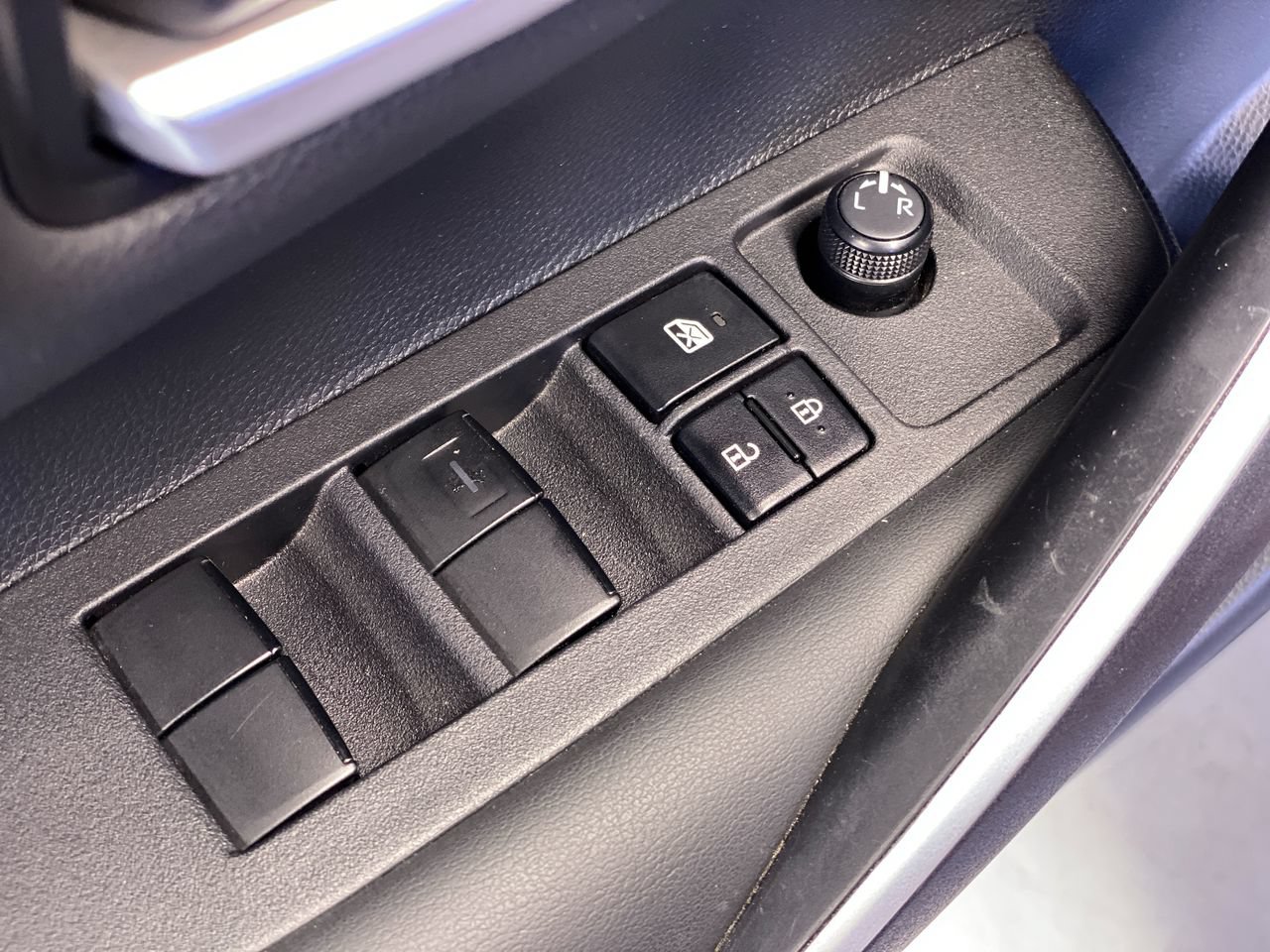 Used 2025 Toyota Corolla SE w/ SE Premium Package FWD image 18