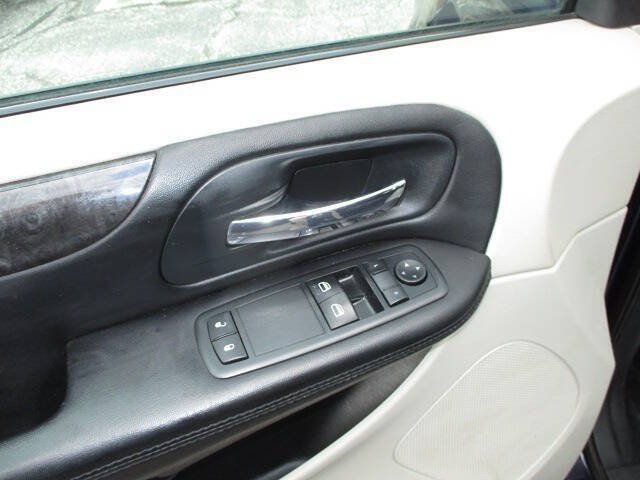 Used 2014 RAM C/V Tradesman FWD image 9