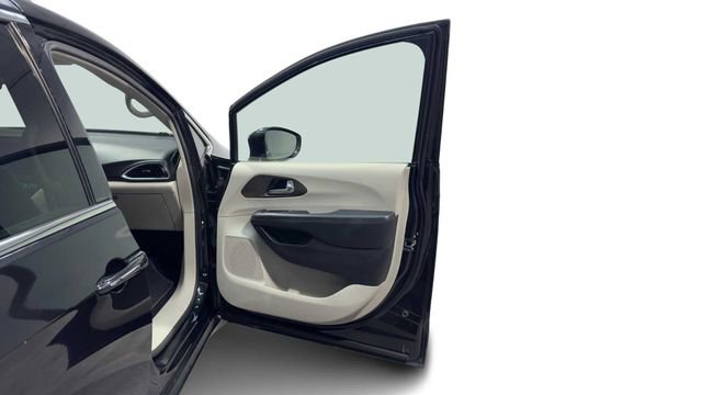 Used 2019 Chrysler Pacifica Touring-L Plus w/ Tire & Wheel Group FWD image 10