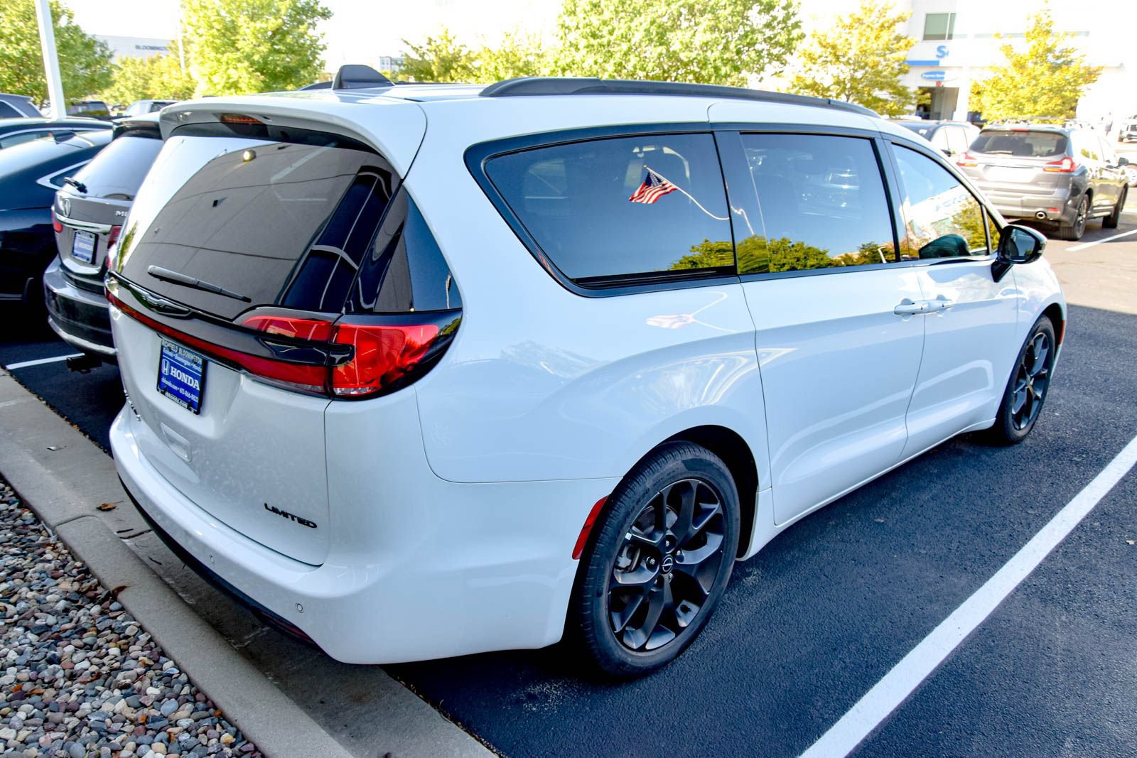 Used 2025 Chrysler Pacifica Limited FWD image 15