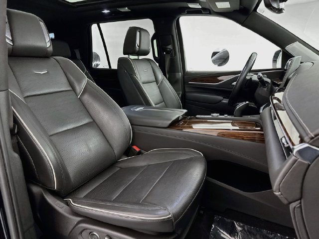 Used 2023 Cadillac Escalade Premium Luxury w/ Performance Package AWD/4WD image 30