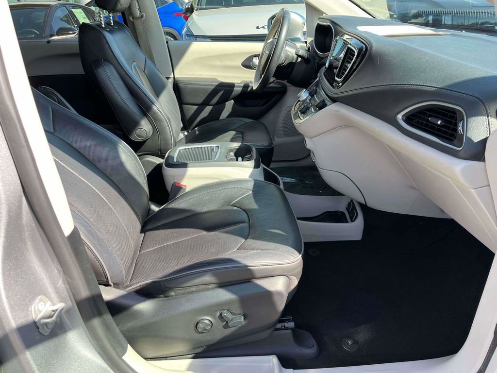 Used 2020 Chrysler Pacifica Limited FWD image 15