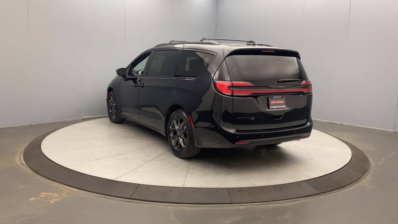 Used 2025 Chrysler Pacifica Limited FWD image 3