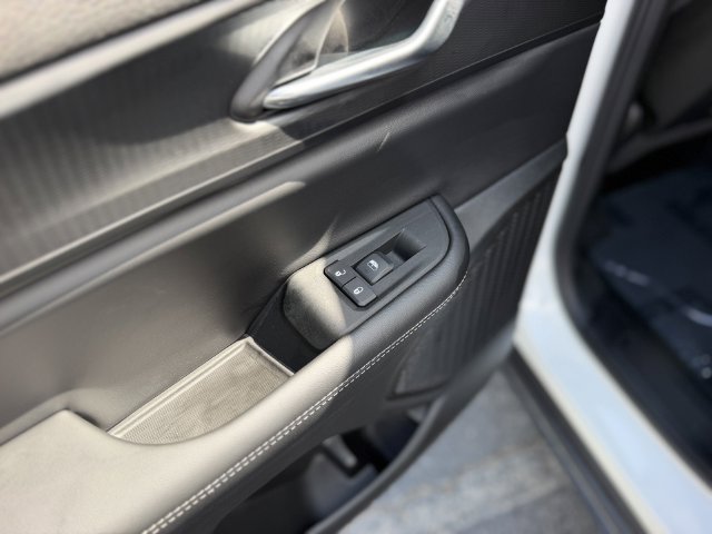 Used 2025 Jeep Grand Cherokee Laredo AWD/4WD image 21
