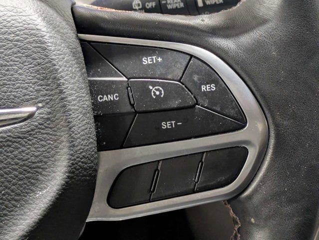Used 2020 Chrysler Pacifica Touring-L FWD image 27