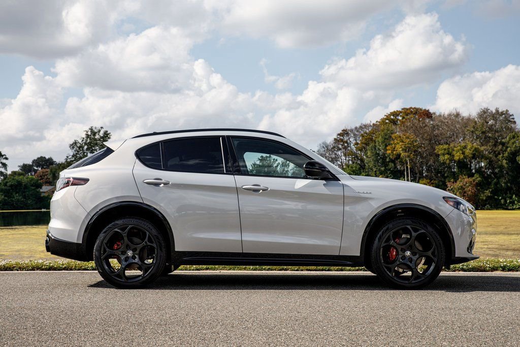 New 2025 Alfa Romeo Stelvio Sprint image 2