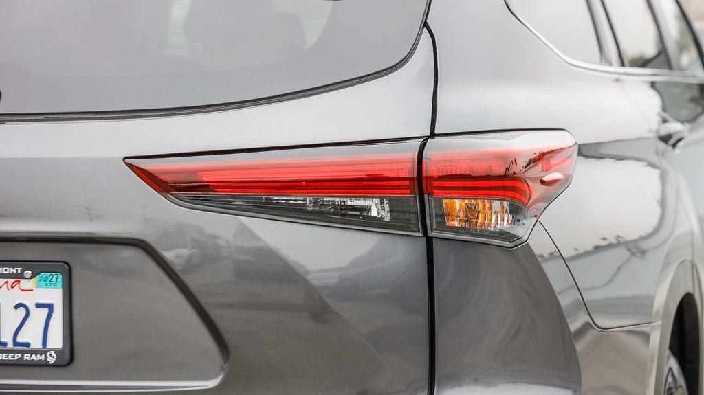 Used 2024 Toyota Highlander XLE AWD/4WD image 10