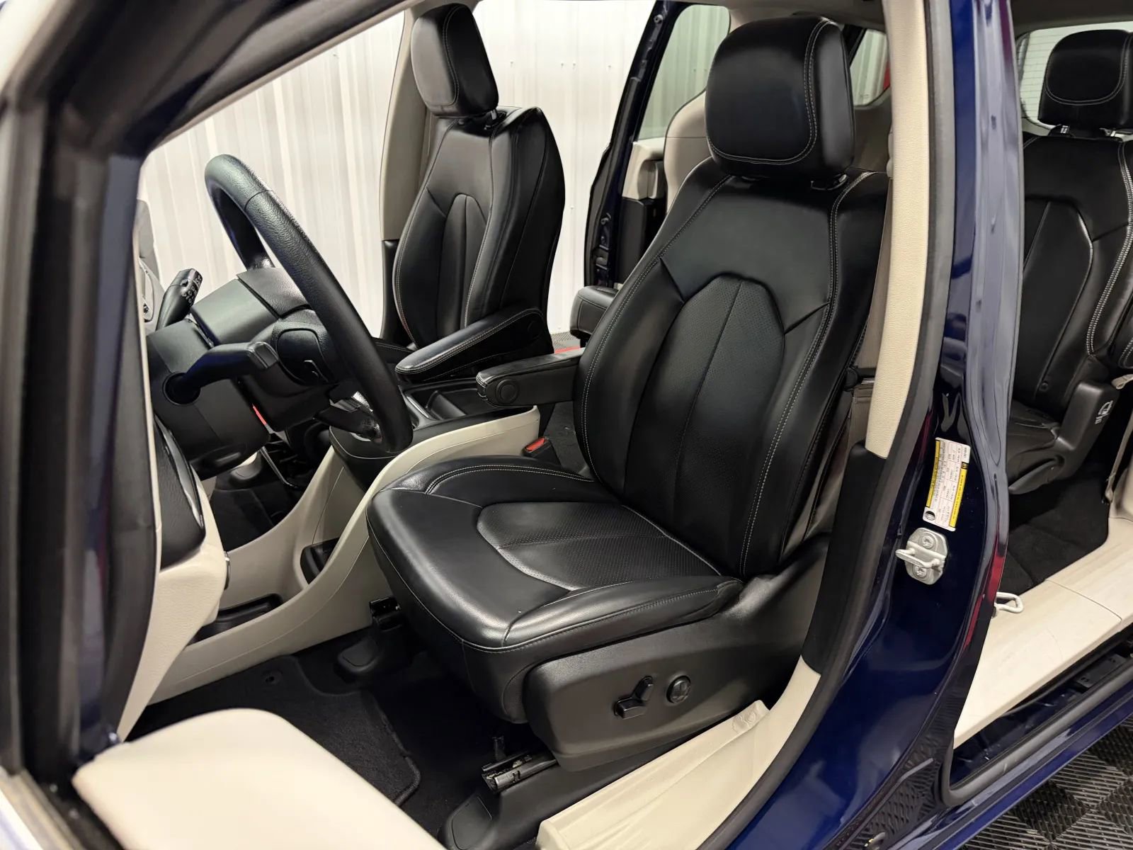Used 2020 Chrysler Voyager Lxi FWD image 36