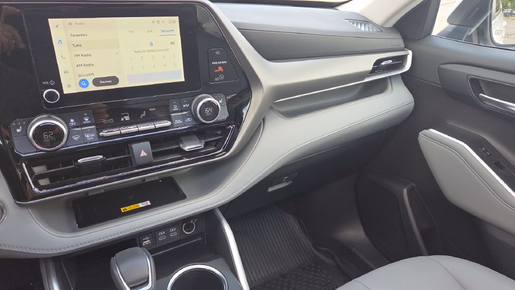 Used 2023 Toyota Highlander XLE FWD image 20