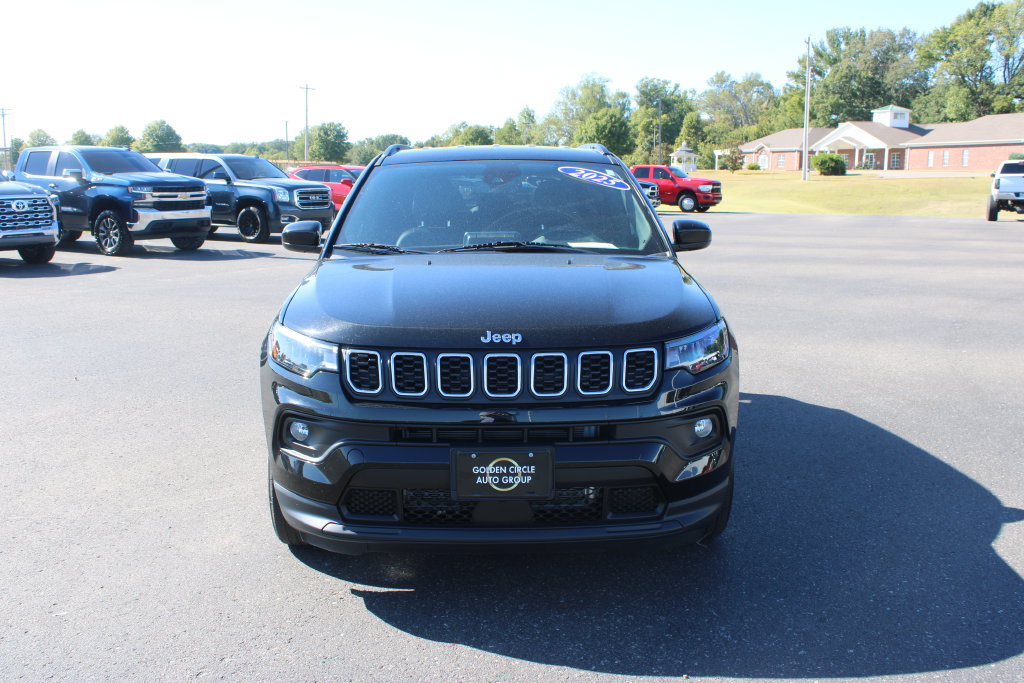 Used 2025 Jeep Compass Latitude AWD/4WD image 3