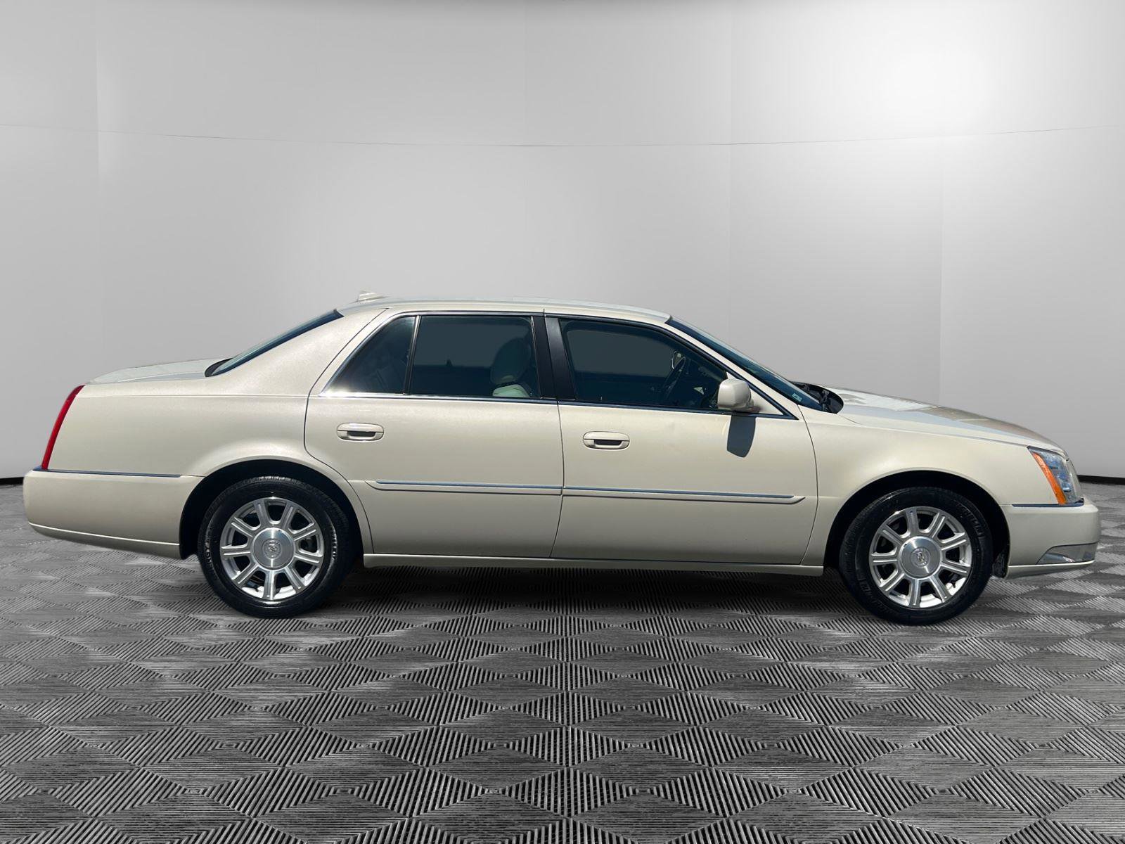 Used 2010 Cadillac DTS FWD image 6