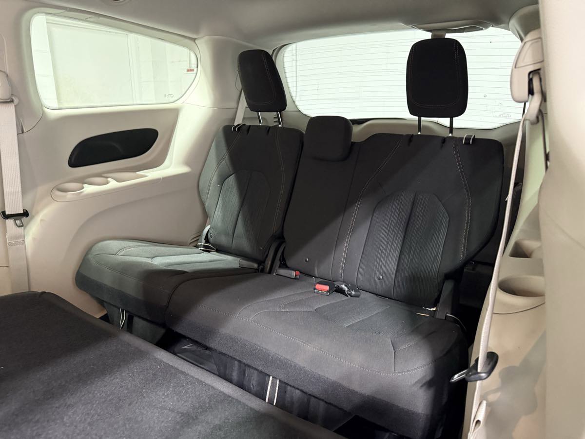 Used 2018 Chrysler Pacifica L image 19