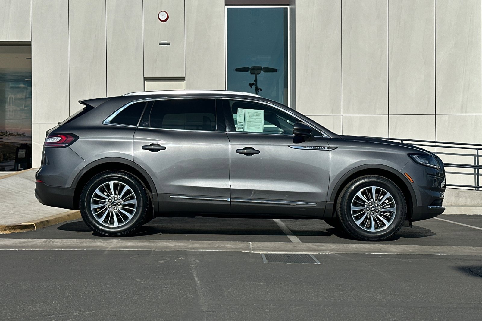 Used 2022 Lincoln Nautilus Reserve w/ Luxury Package image 2