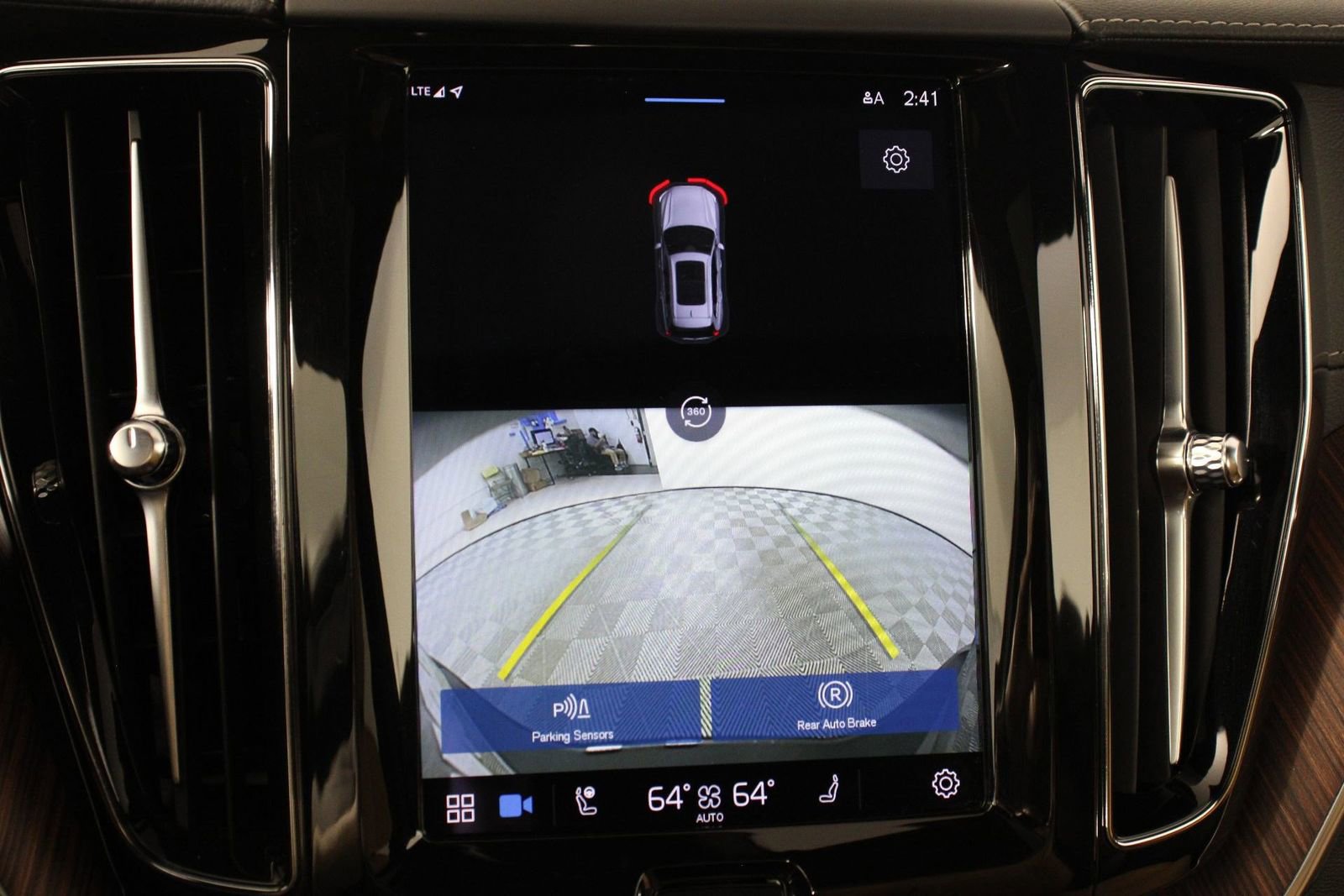 Certified 2023 Volvo XC60 B5 Ultimate w/ Climate Package image 13