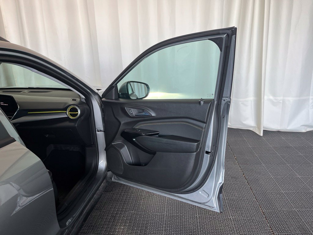 Used 2024 Chevrolet Trax LT FWD image 17