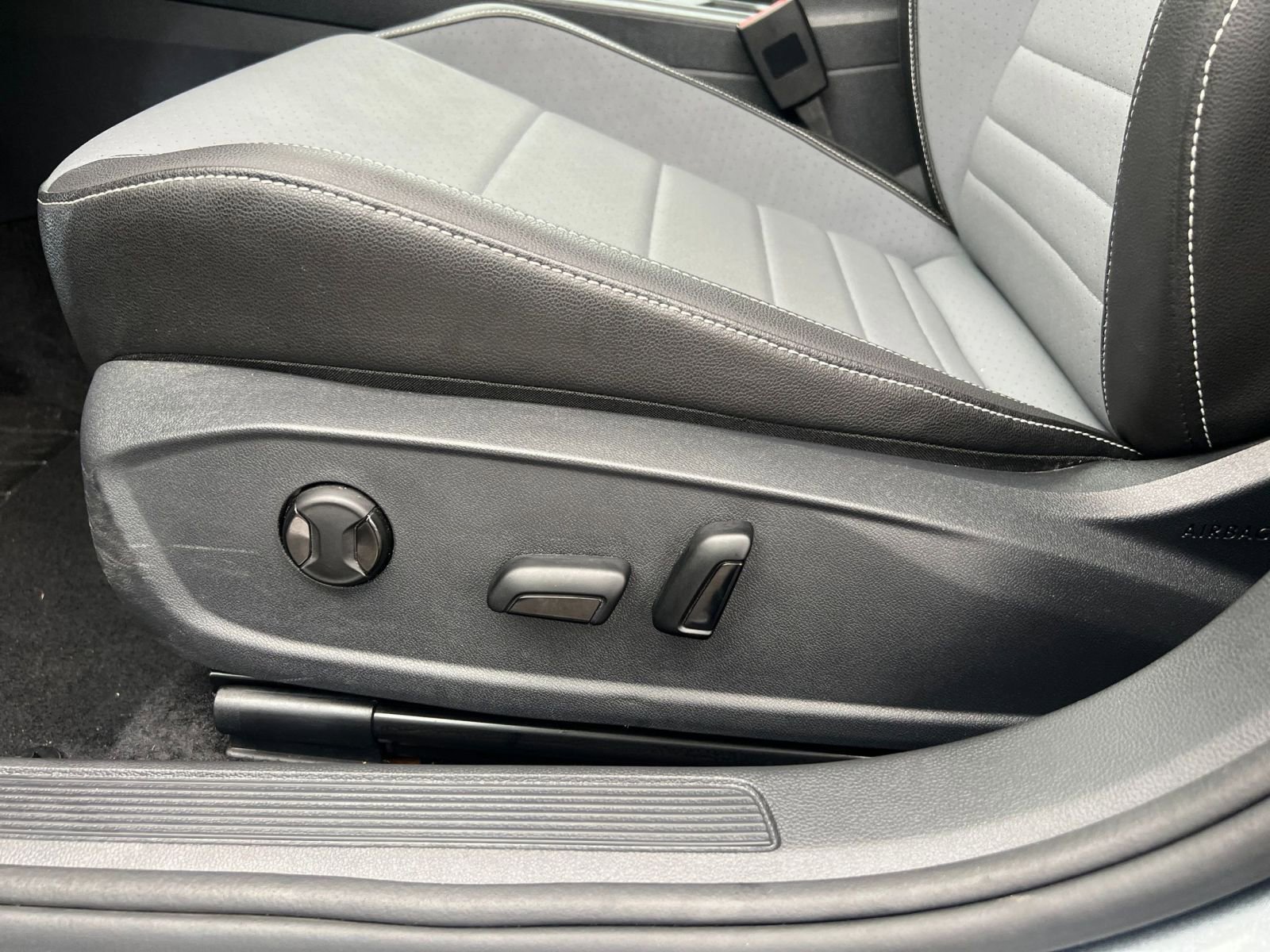 Used 2025 Volkswagen Jetta SE image 23