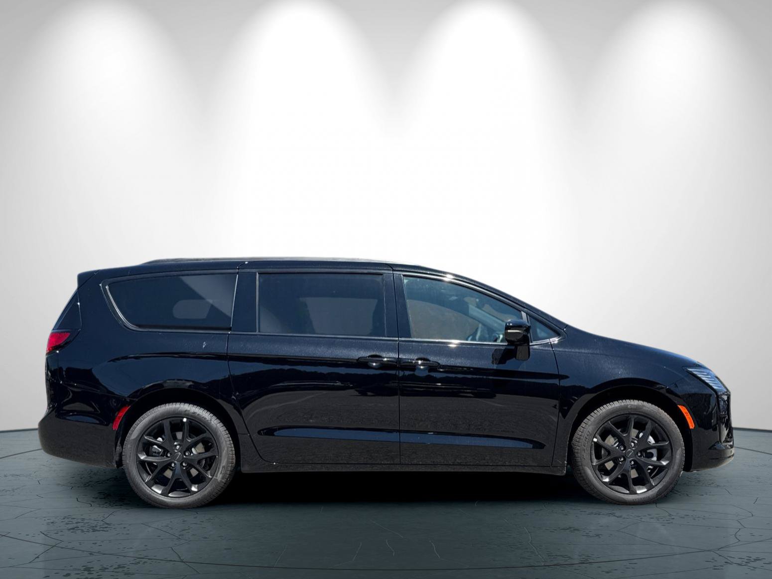 New 2027 Chrysler Pacifica Limited w/ Family Tech Group AWD/4WD image 3