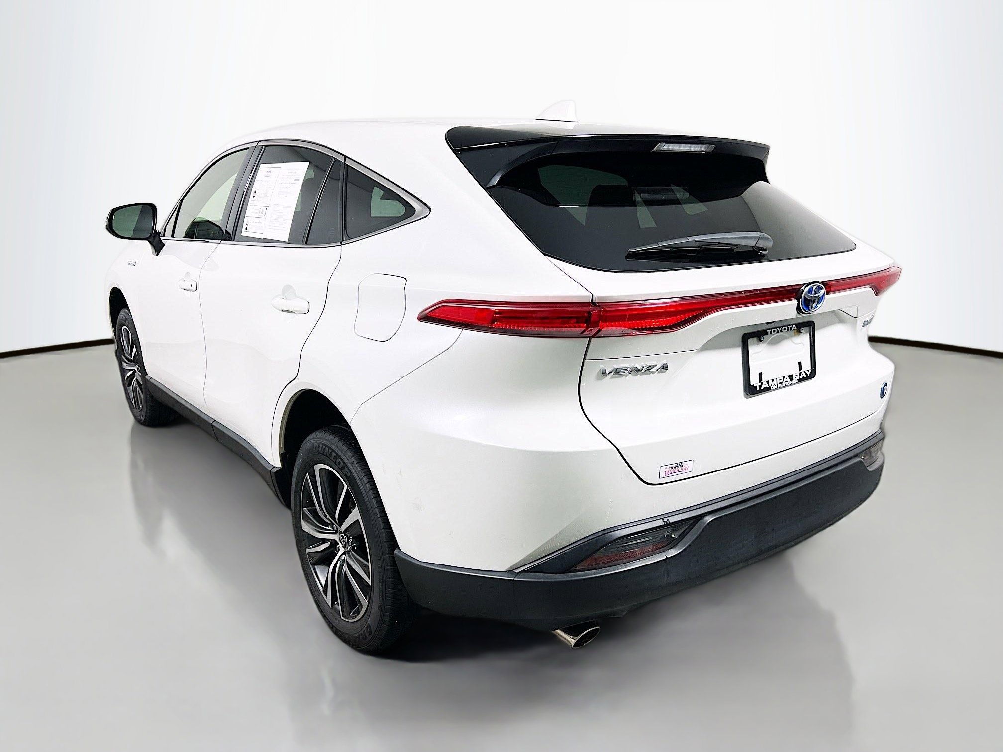 Used 2021 Toyota Venza LE w/ Carpet Mat Package (TMS) image 8