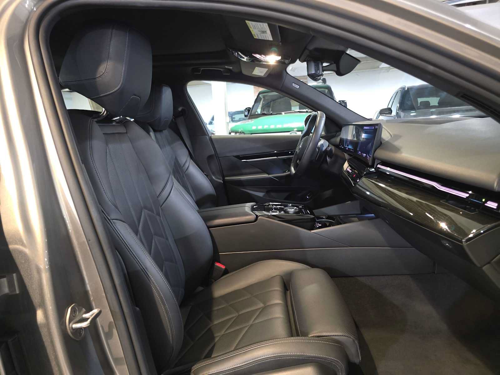 Used 2024 BMW 530i xDrive AWD/4WD image 11