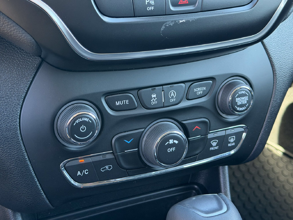 Used 2020 Jeep Cherokee Latitude Plus w/ Cold Weather Group AWD/4WD image 29