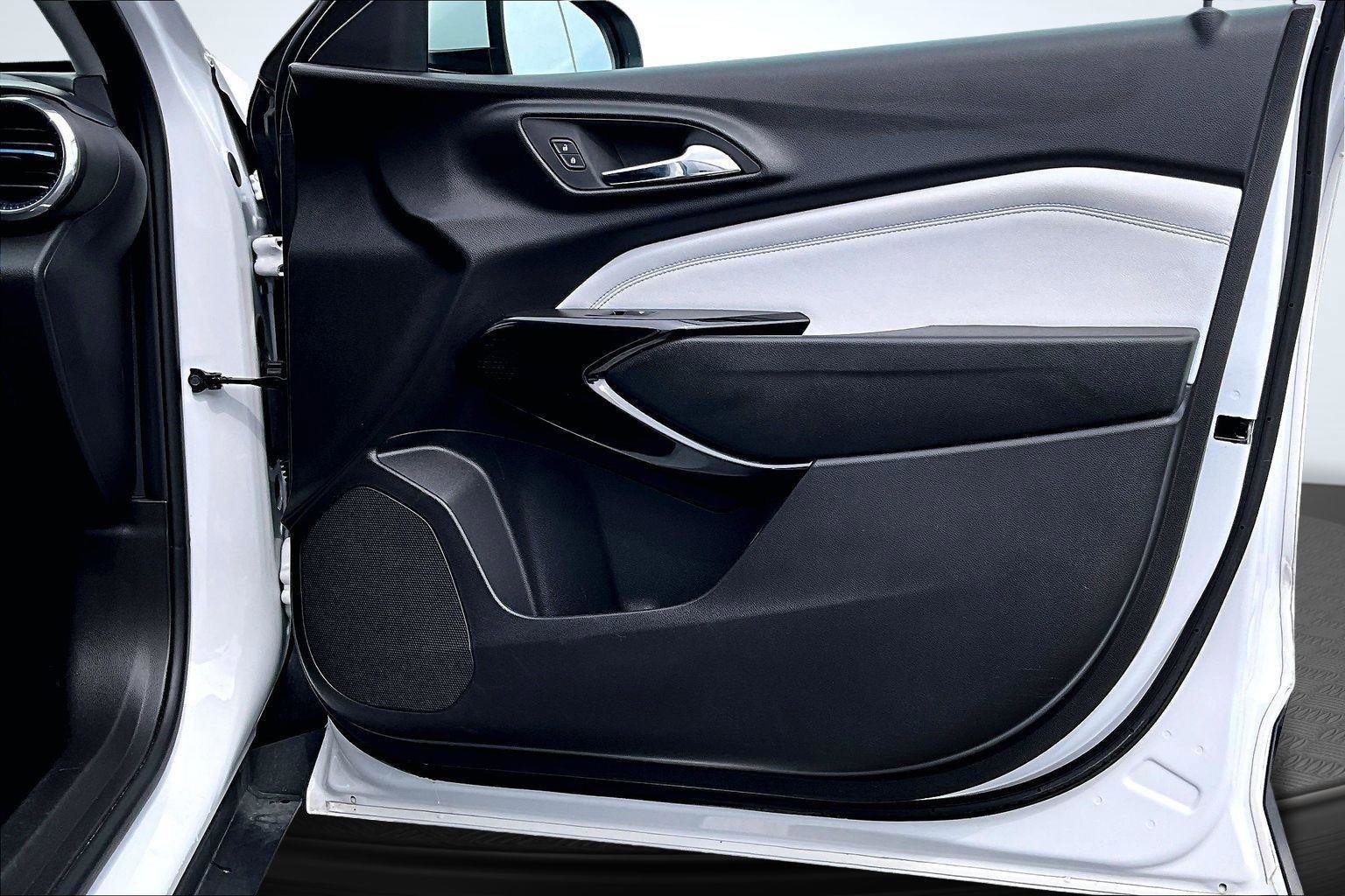 Used 2025 Chevrolet Trax LT FWD image 25