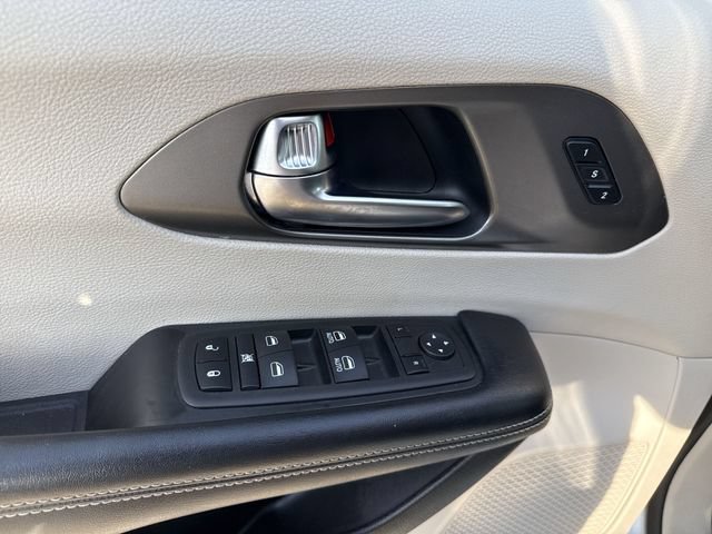 Used 2023 Chrysler Pacifica Touring-L FWD image 16
