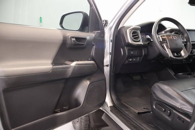 Certified 2022 Toyota Tacoma SR5 AWD/4WD image 10