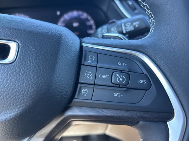 Used 2025 Jeep Grand Cherokee Limited w/ Black Appearance Package image 21