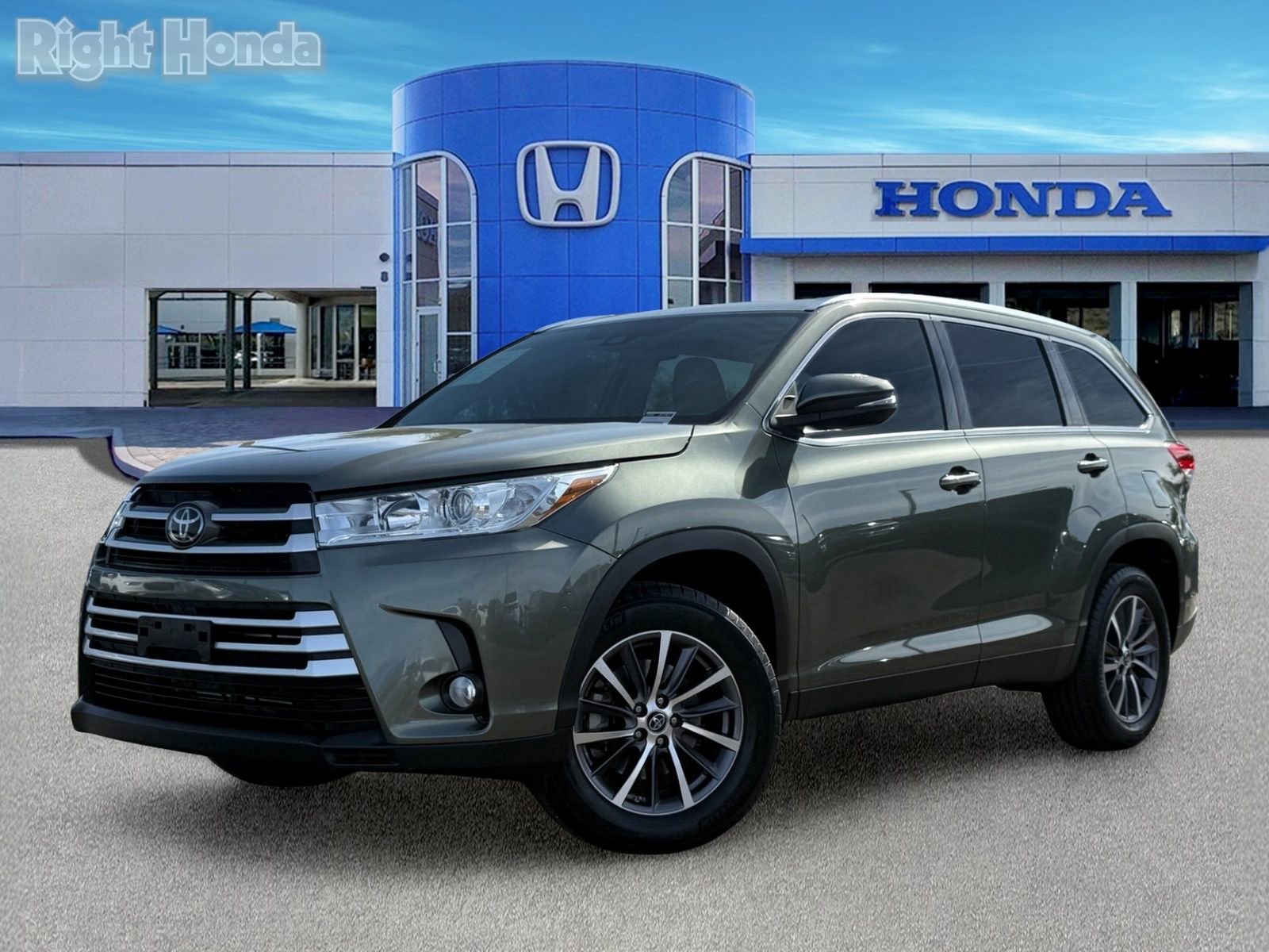 Used 2019 Toyota Highlander XLE FWD image 2