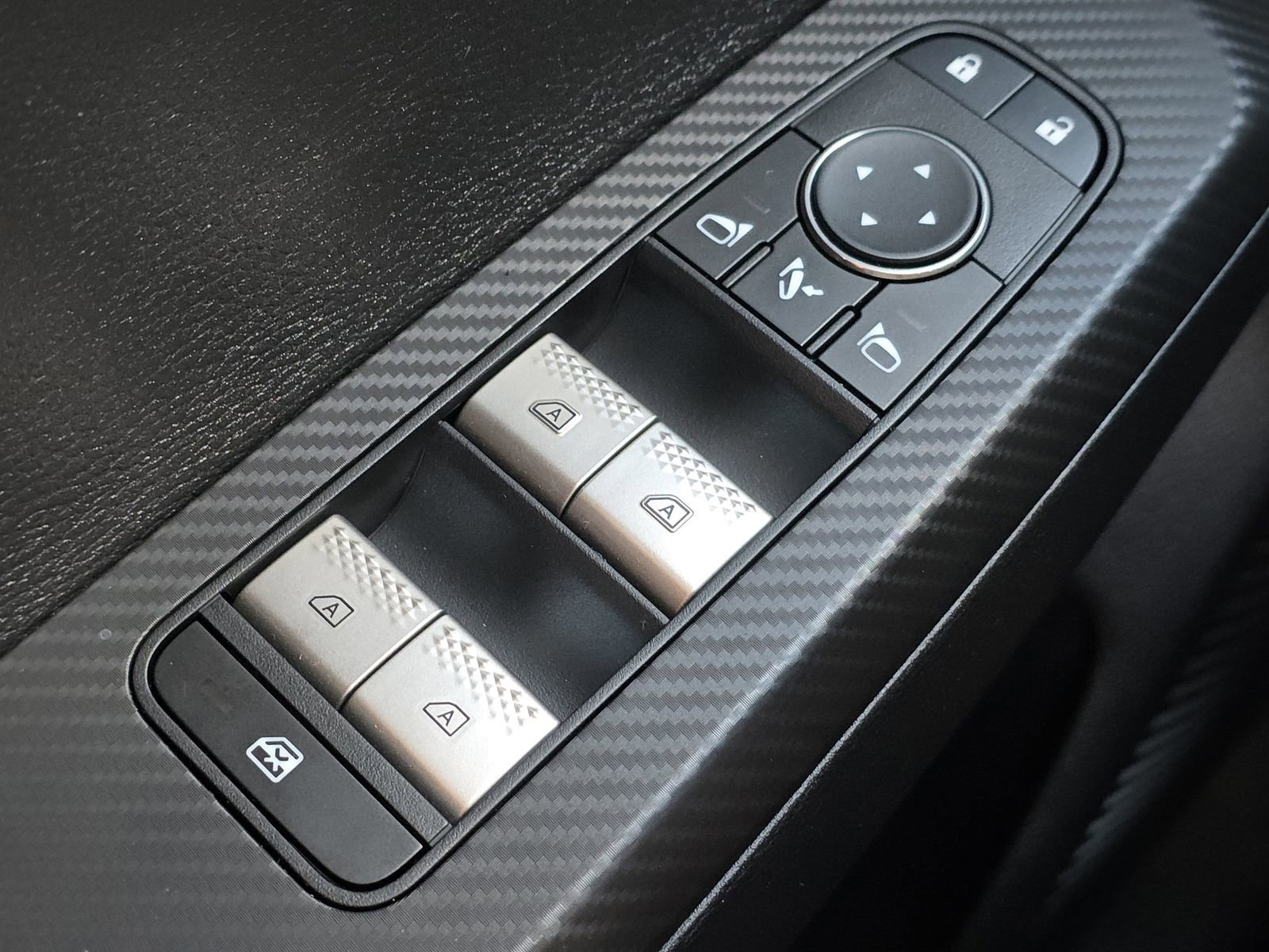 Used 2024 Mitsubishi Outlander SE image 32