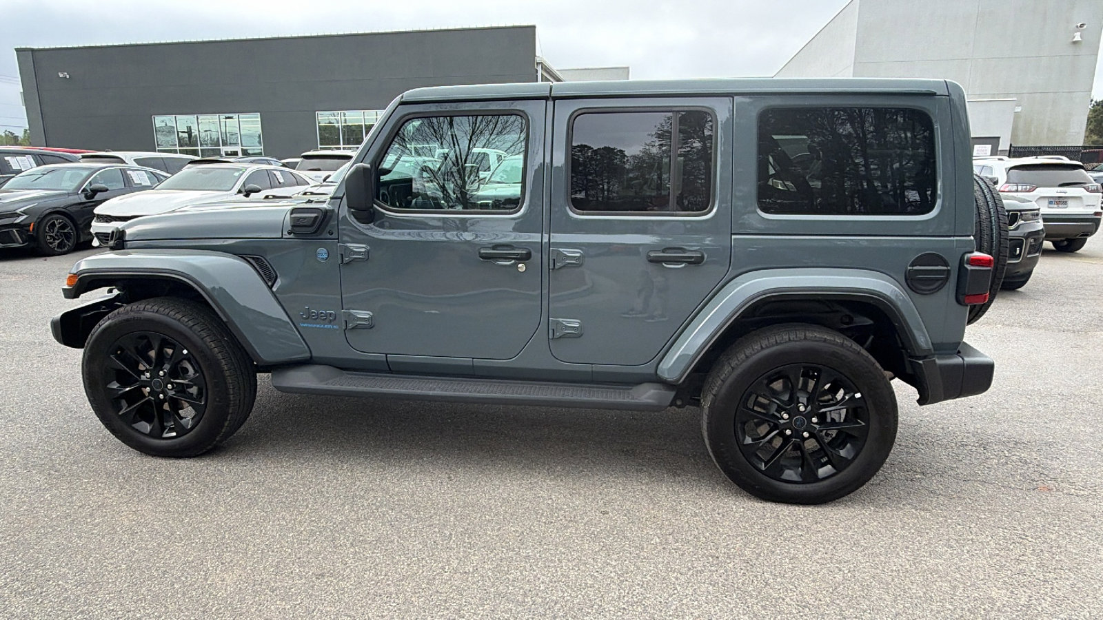 Used 2025 Jeep Wrangler Sahara image 11