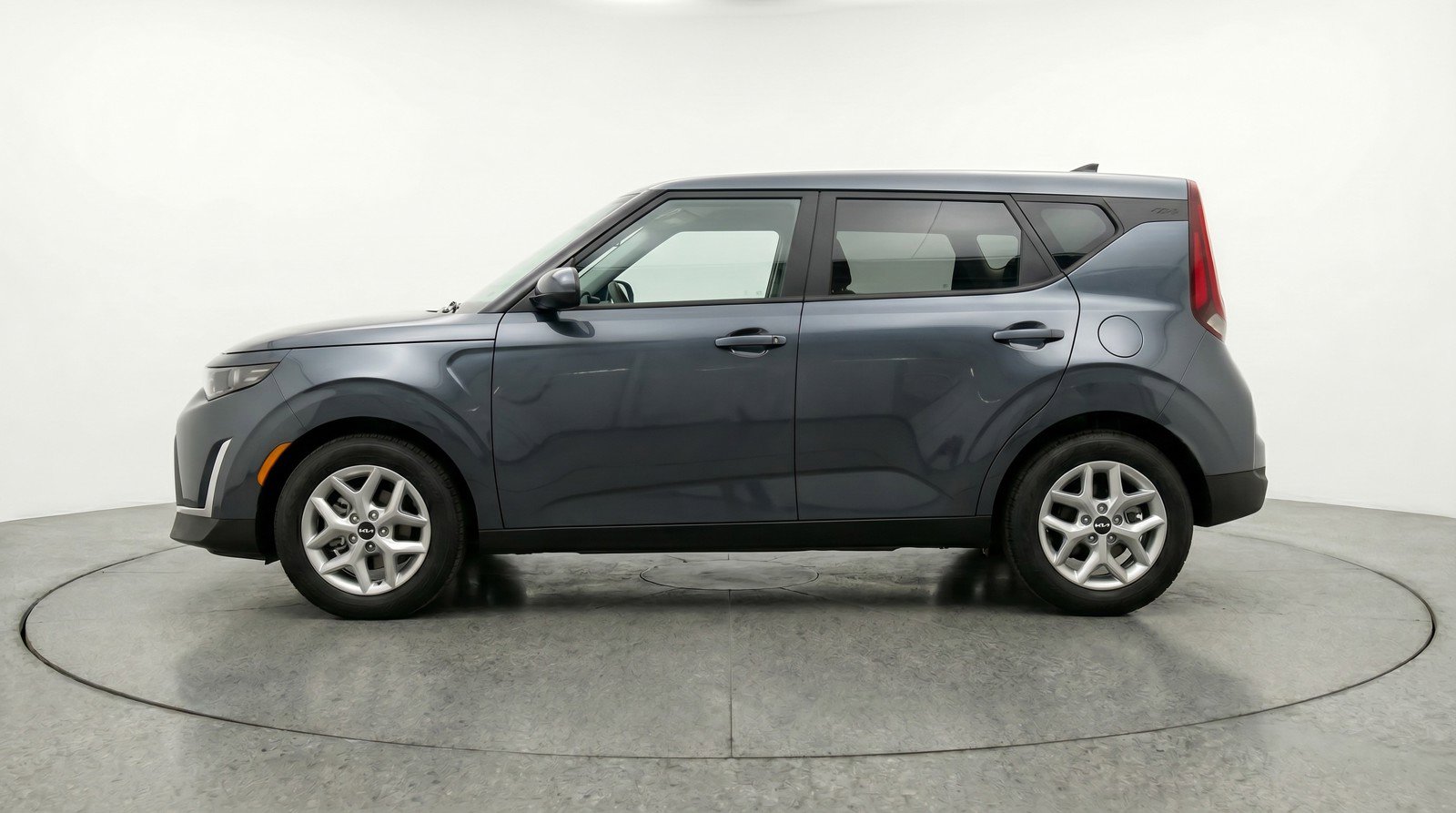 Used 2025 Kia Soul LX w/ LX Technology Package FWD image 5