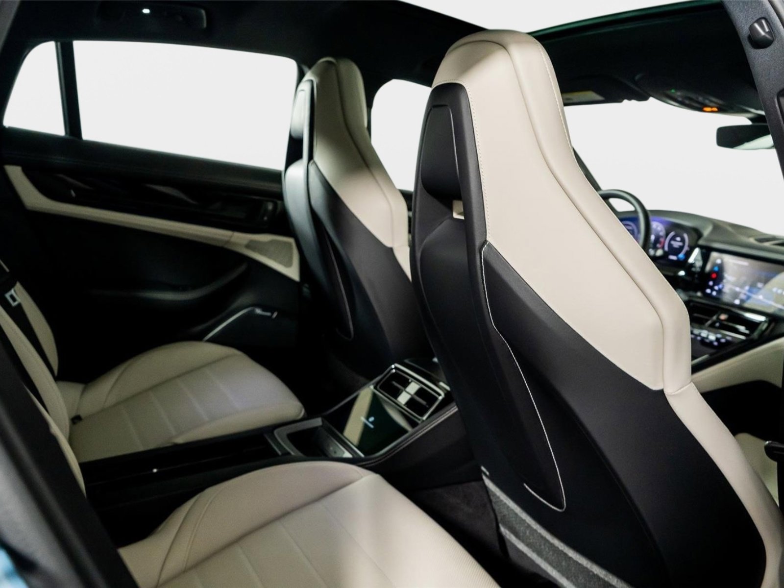 Used 2025 Porsche Panamera 4 w/ Premium Package image 53