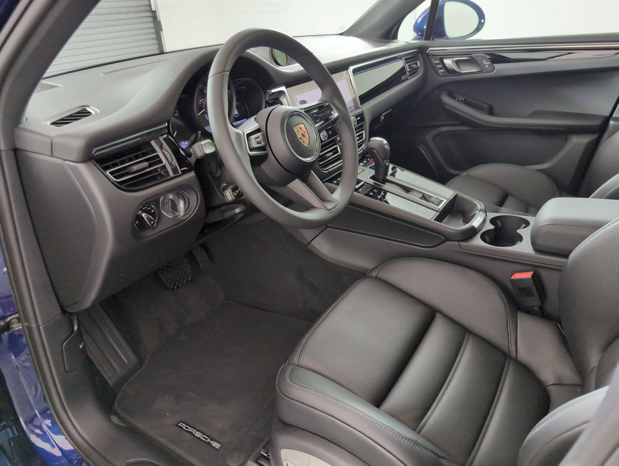Certified 2025 Porsche Macan AWD/4WD image 4