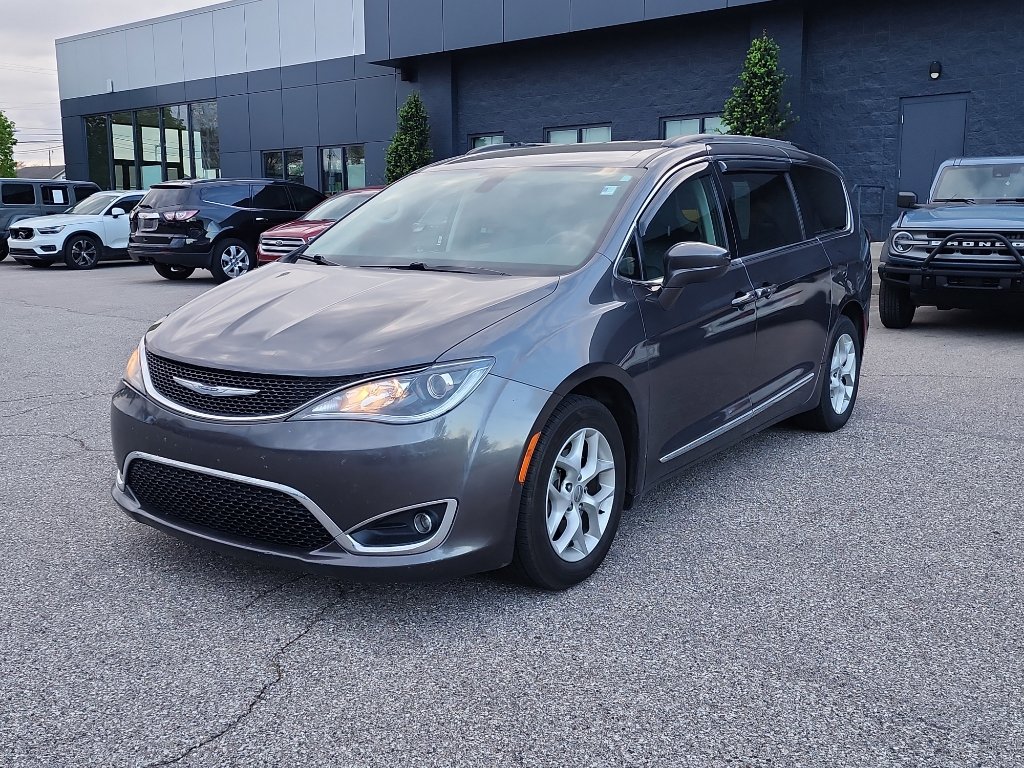Used 2017 Chrysler Pacifica Touring-L w/ Tire & Wheel Group image 3