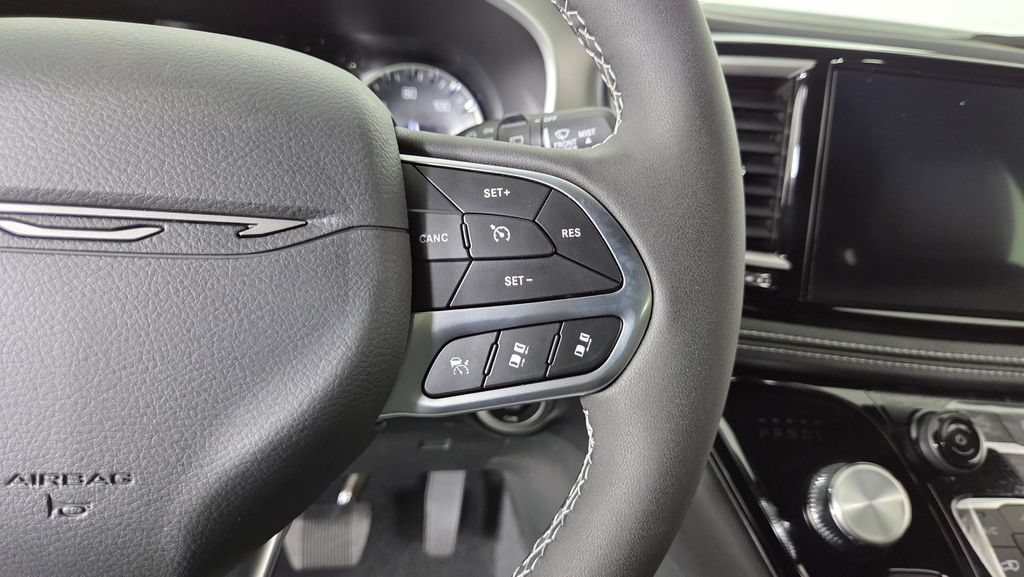 New 2027 Chrysler Pacifica Select AWD/4WD image 18
